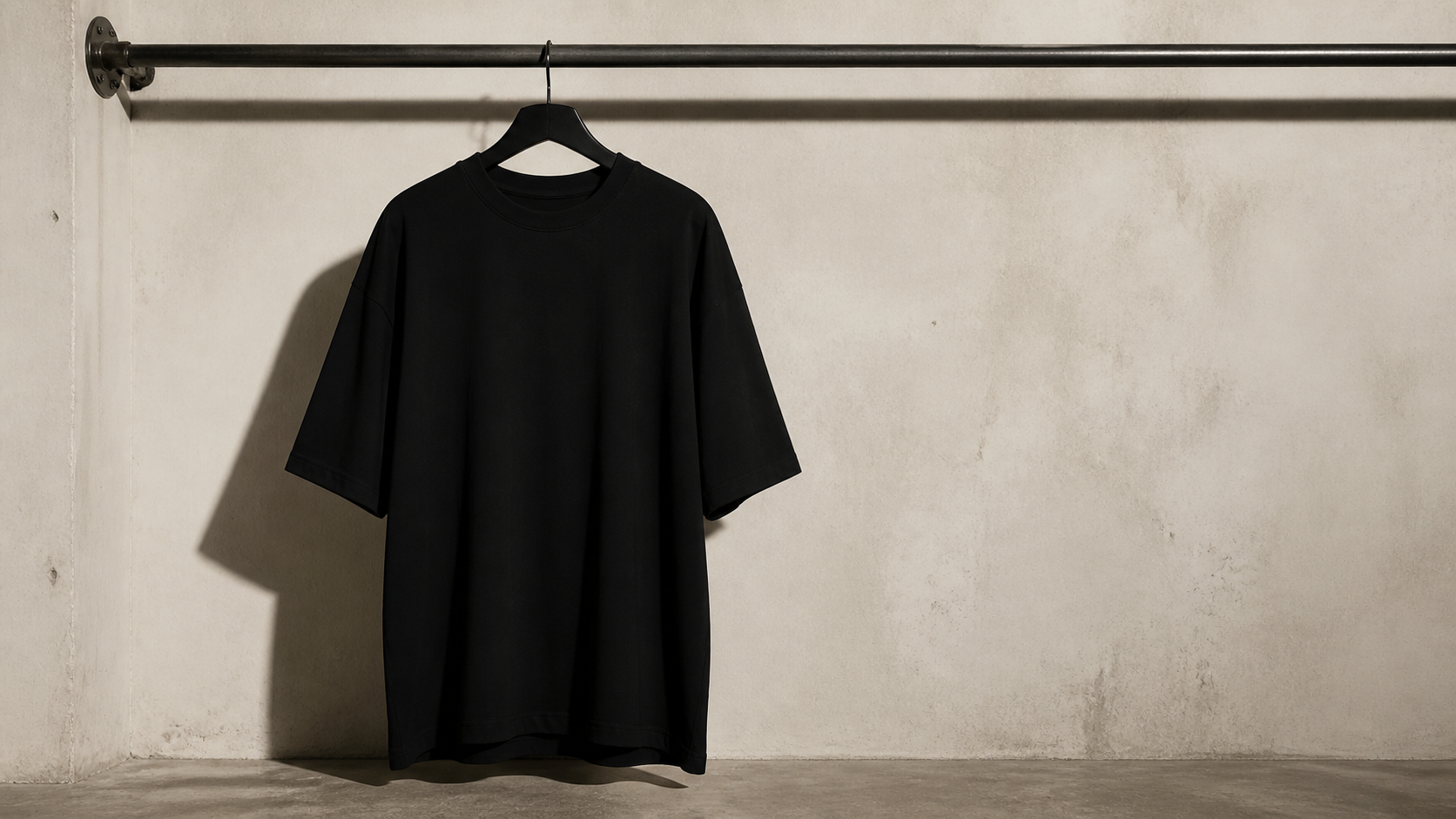 Camiseta preta em ambiente de concreto
