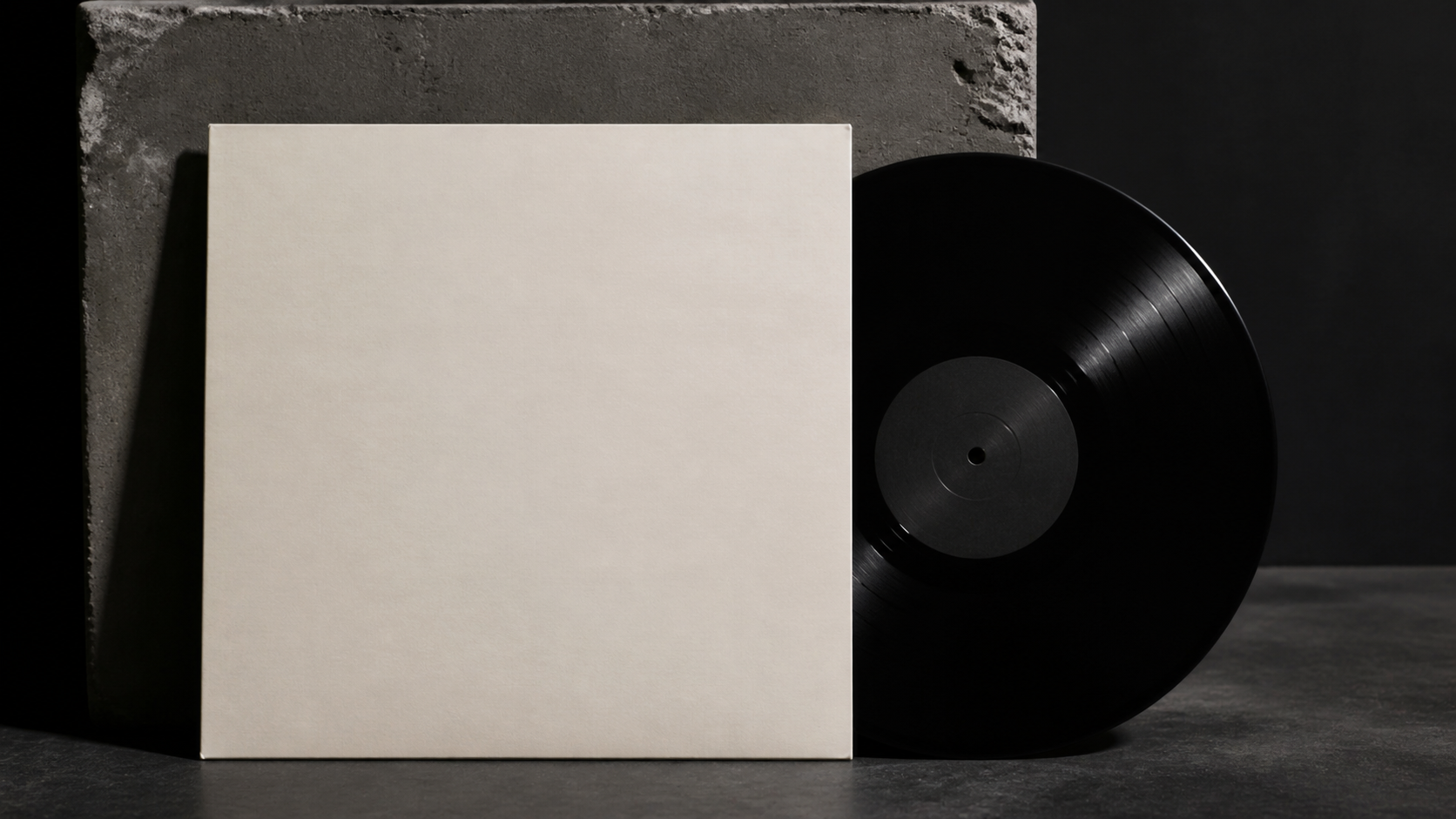 Capa de disco e vinil em cenário de concreto