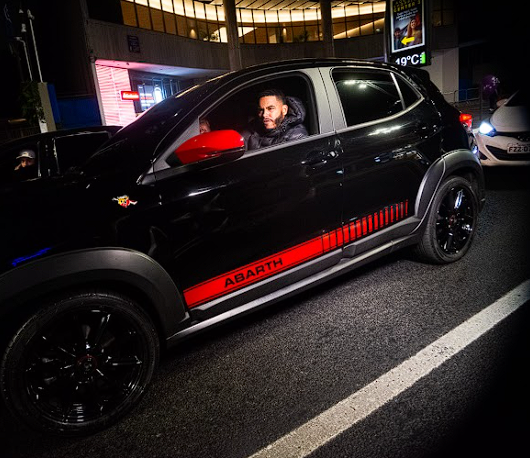 Kabatistta em carro preto durante a noite